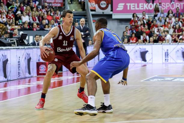 是54岁左 是54岁左